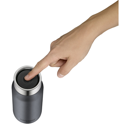 Grauer Thermobecher mit einer Hand, die den Trinkverschluss betätigt.