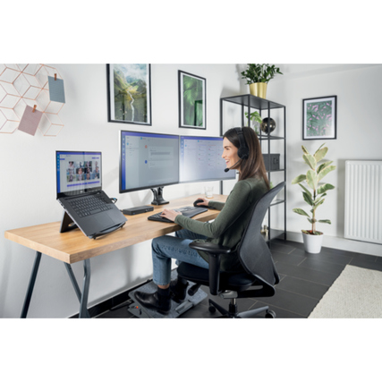 Notebookständer mit erhöhtem Bildschirm, genutzt am Schreibtisch mit zwei Monitoren.