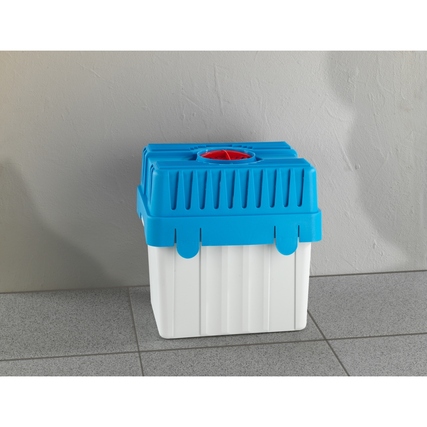 Weiß-blauer Luftentfeuchter auf einem grauen Boden vor einer hellen Wand.