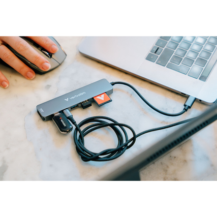 USB-Stick im Einsatz, verbunden mit Laptop und zusätzlichem Zubehör auf einem Tisch.