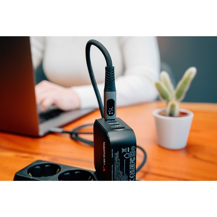 Verbatim USB-C-Kabel steckerseitig mit Leistungsdisplay und Ladevorgang an einem Laptop.