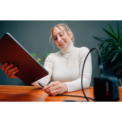 USB-C-Kabel mit robustem, geflochtenem Gehäuse und angeschlossenem Laptop, daneben Ladegerät.