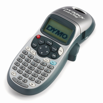 Handheld-Beschriftungsgerät LetraTag 100H in blau/silber mit grafischem Display und Tastatur.