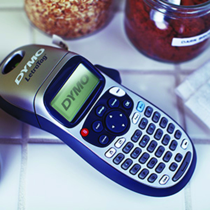 Blau-silbernes DYMO Beschriftungsgerät LetraTag 100H auf einer Küchentheke mit Etiketten.