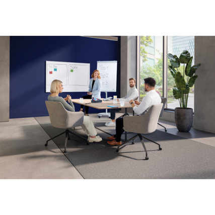 Mobiles Flipchart mit Schnellwechselhalterung im modernen Bürosettings, Leute diskutieren.