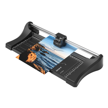 Rollenschneider mit transparentem Anpressschienen und eingestelltem Schnitt auf Foto.