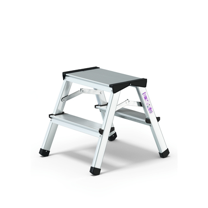 Klappbare Trittleiter aus Aluminium mit rutschsicheren Standflächen und zwei Stufen.