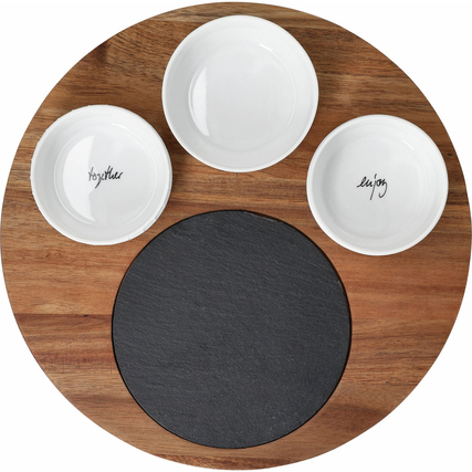 Servierbrett aus Akazienholz mit einer Schieferplatte und drei Porzellanschälchen.