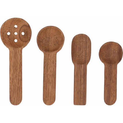Vier Löffel aus Akazienholz in verschiedenen Formen und Größen auf einem weißen Hintergrund.