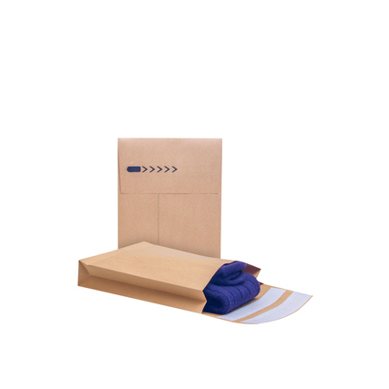 E-commerce Faltentasche in Braun mit Klebestreifen und Aufreißperforation, gefüllt mit Textilien.