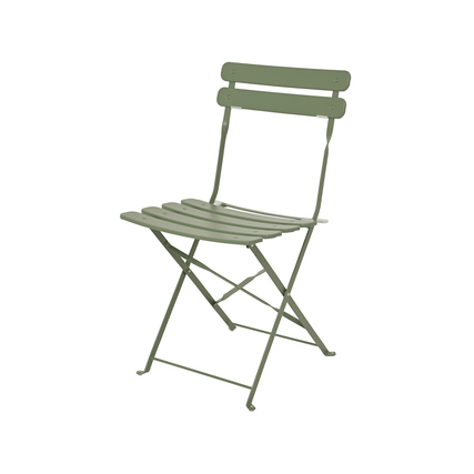 Grüne, klappbare Gartensitzgruppe aus Metall mit slats auf der Sitzfläche.