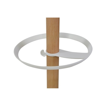 Weißer Kunststoffring mit Haken an einem Holzstab des Garderobenständers Nahow.