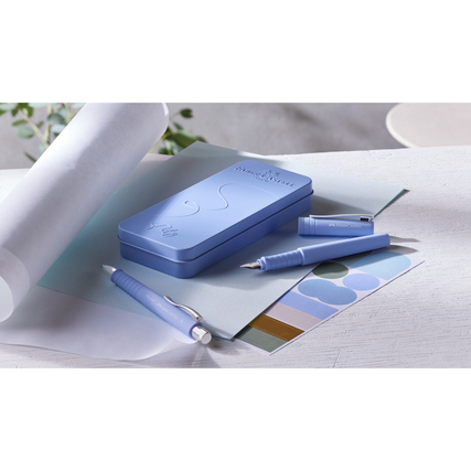 Schreibgeräteset mit Füller und Kugelschreiber in hellblauer Verpackung auf einem Tisch.