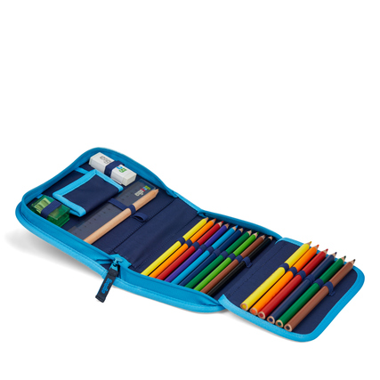 Blaues Federmäppchen mit 22 Stiften und Bastelutensilien, geöffnet und flach liegend.