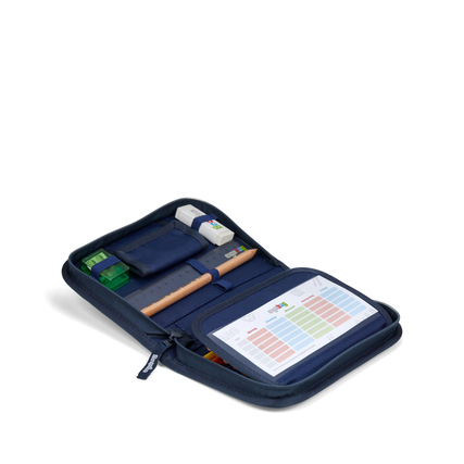 Offenes Federmäppchen mit eingelegten Stiften und Schulutensilien in Ozeanblau.