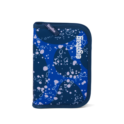 Federmäppchen in blau mit bunten, abstrakten Mustern, geschlossen dargestellt.