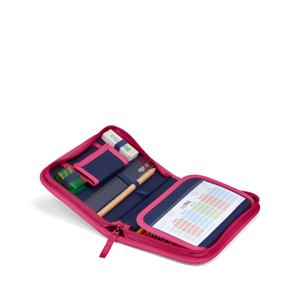 Offenes Federmäppchen in Rosa mit Stiften, Lineal, Radiergummi und weiteren Schreibtischutensilien.