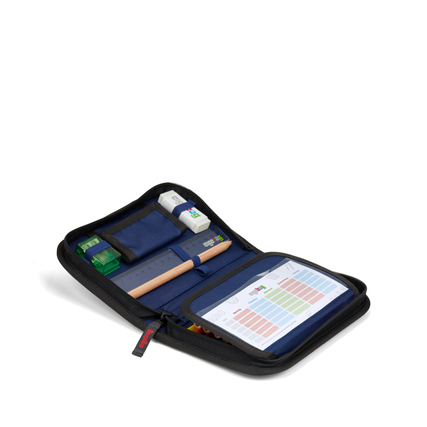 Schwarzes Federmäppchen mit offenem Reißverschluss, gefüllt mit Stiften und Bastelutensilien.