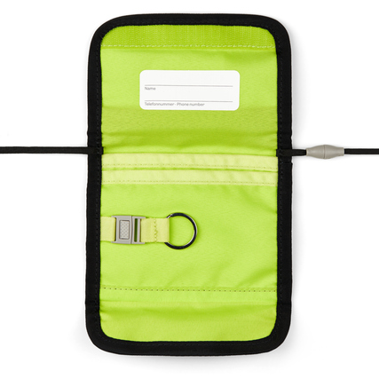Grüner Brustbeutel mit Sichtfenster, Schlüsselring und beschriftbarem Namensfeld.