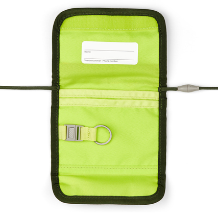 Grüner Brustbeutel mit Sichtfenster, Schlüsselring und beschriftbarem Feld innen.