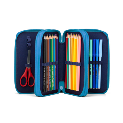 Zweifach geöffnetes Federmäppchen mit Bunt- und Filzstiften sowie einer Schere.