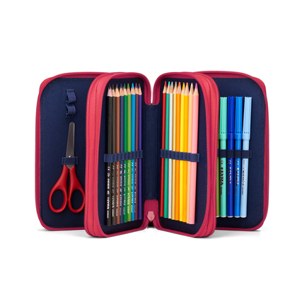 Rotes Federmäppchen mit geöffneten Fächern, gefüllt mit Farbstiften, Filzstiften und Scheren.