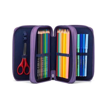 Offenes Federmäppchen mit bunten Stiften, Schere und Unterteilungen in drei Fächern.