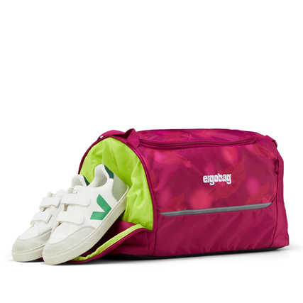 Pinkfarbene Sporttasche mit grünem Innenfutter und weißen Schuhen im separaten Fach.