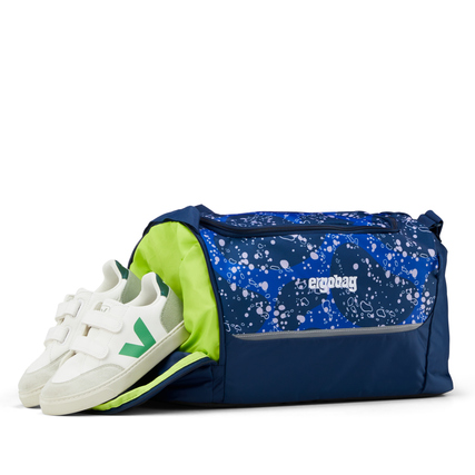 Sporttasche in Ozeanblau mit grünem Innenfutter und weißen Schuhen im separaten Fach.