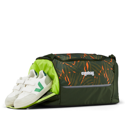 Sporttasche mit Schuhen, grünem und orangenem Tigerstreifendesign, leuchtenden Details.