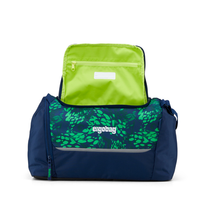 Sporttasche mit grün-blauem Design und separatem Fach, im Vordergrund sichtbar.