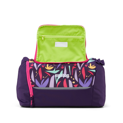 Sporttasche mit buntem Blumenmuster und separatem Fach, sichtbar in Frontansicht.