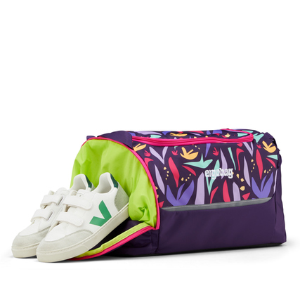 Sporttasche mit offenen Schuhfach und buntem Design, um Kleidung und Sportsachen zu verstauen.