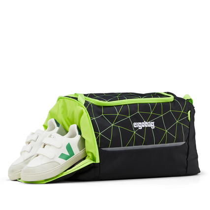 Schwarze Sporttasche mit grünem Design und weißem Schuhfach, daneben weiße Sportschuhe.