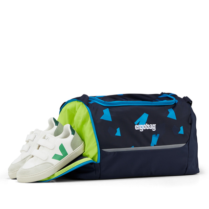 Sporttasche mit separatem Schuhfach und Schuhen, in dunkelblauer und grüner Farbgestaltung.