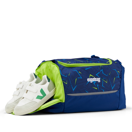 Sporttasche mit Schuhfach und Sportschuhen, dekoriert in blau und grün.
