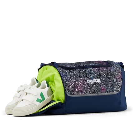Sporttasche mit separatem Schuhfach und einem Paar weißer Schuhe in der Vorderansicht.