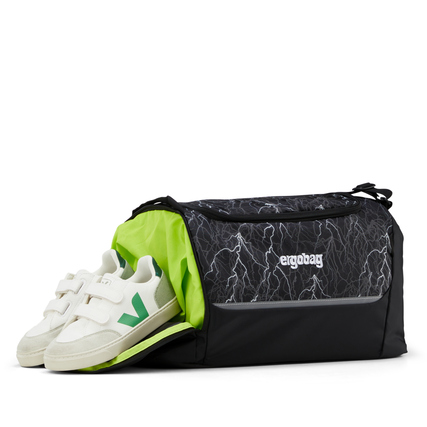 Sporttasche mit Schuhfach, reflektierendem Design und einem Paar Turnschuhe neben der Tasche.