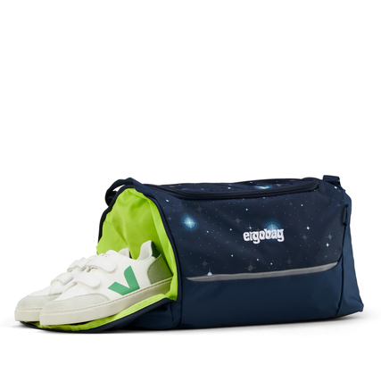 Sporttasche in Blau mit grünem Innenfutter und weißen Schuhen, die teilweise sichtbar sind.