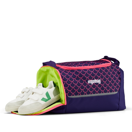 Sporttasche mit abgetrenntem Schuhfach und Schuhen im Inneren, auf grünem Innenfutter.