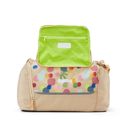 Sporttasche mit blumigem Design, geöffnet, ohne Inhalt und mit einem grünen Innenfach.