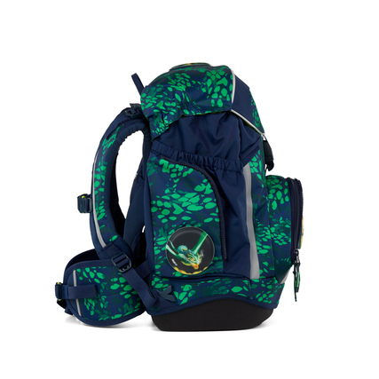 Ergobag Schulranzen pack in grün-blauer DrachenbezwingBär-Optik, seitliche Seitenansicht.