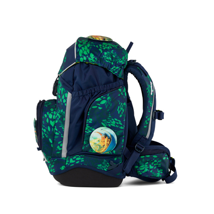 Ergonomischer Schulranzen in Blau mit grünen Blättern, seitlicher Sicht mit Anhänger.