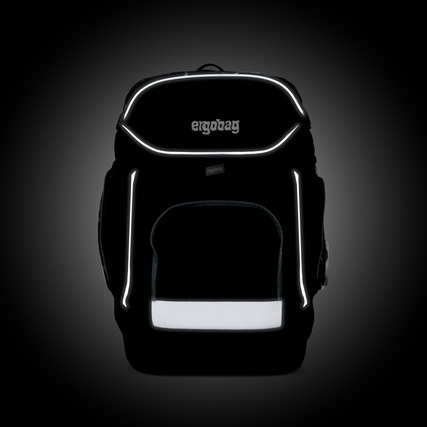 Schulranzen mit reflektierenden Details auf dunklem Hintergrund.