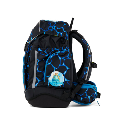 Schulranzen in schwarzem Design mit blauen Muster und seitlichem Tiermotiv, seitliche Ansicht.