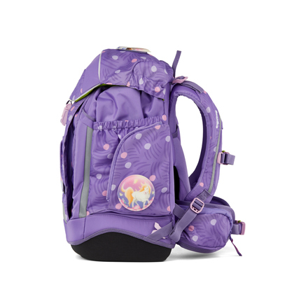 Lila Schulranzen mit Pony-Motiv, seitliche Ansicht, Taschen und Reflektoren sichtbar.