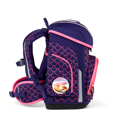 Seitenansicht eines lila Schulranzens mit pinken Akzenten und maritimem Motiv.