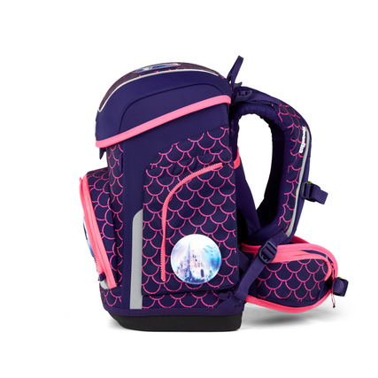 Blauer Schulranzen mit pinken Details und Fischschuppenmuster, seitliche Ansicht.