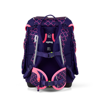 Rückansicht eines lila Schulranzens mit pinken Details und einem Fischschuppen-Muster.
