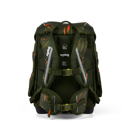 Schulranzen in grünem Camouflage-Design mit zwei Brust- und Hüftgurten, sichtbar von hinten.